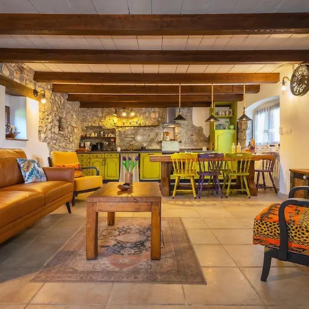 Holiday home Rustic Stonehouse With Jacuzzi