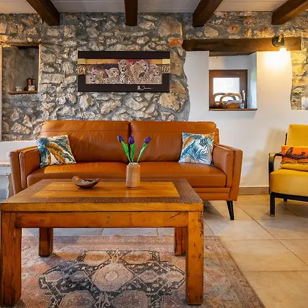 Holiday home Rustic Stonehouse With Jacuzzi *
