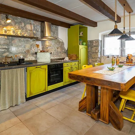 Rustic Stonehouse With Jacuzzi Σπίτι διακοπών *
